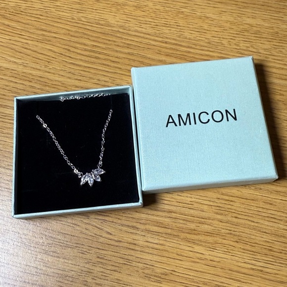 Amicon Silver Necklace with Four Clear Gems – New in Box - Picture 2 of 4